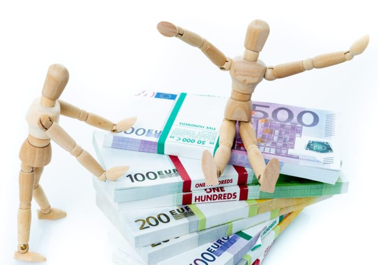 miniature people on euro banknotes business offi 2025 01 09 10 16 51 utc scaled e1742562454125 HAMAG – BICRO krediti